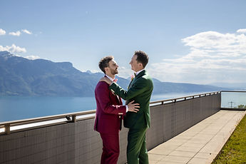 Loïc and Boris face to face on the terrace, above the lake