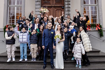 A joyful group photo around the couple