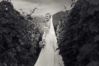 Vahide in the vineyards, in black and white