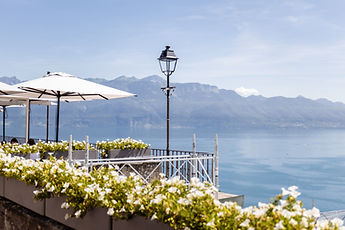 The flowered terrace and its parasols, facing Lake Geneva