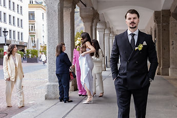 Diamant under the arcades, guests behind him
