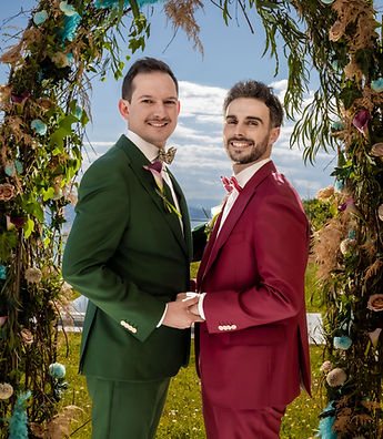 Portrait of Loïc and Boris, all smiles, beneath the arch