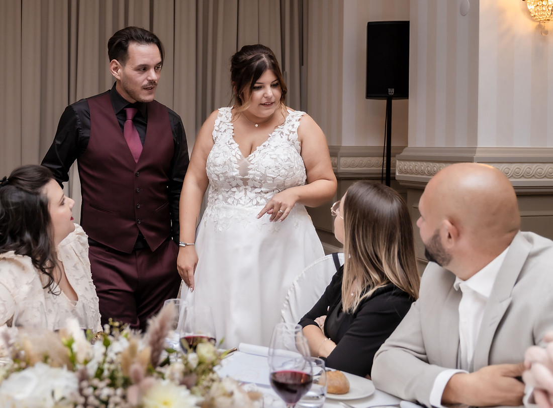 Sabrina et Idrisse saluent leurs invités à table pendant la soirée, au Lausanne Palace