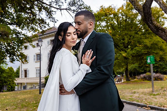 Leila et Marouan enlacés devant la Mairie de Lancy