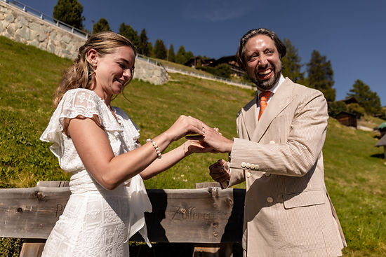L'échange des alliances entre Charlotte et Derek, dans un éclat de rire