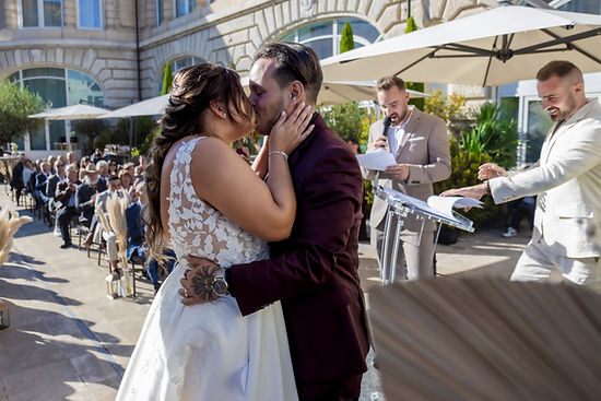 Le baiser de Sabrina et Idrisse devant leurs invités