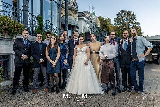 Photo de groupe autour de Maëlys et Maxime devant le Casino de Morges