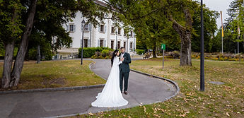 Wide view of the town hall park, the couple in the centre