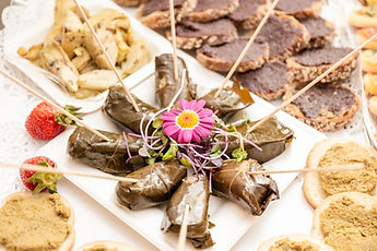 Le buffet : feuilles de vigne farcies et canapés