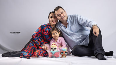 Portrait de famille complice à Lausanne – Sourires partagés et instant de bonheur capturé.