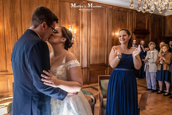 Le baiser des mariés dans la salle des mariages de l'Hôtel de Ville de Lausanne