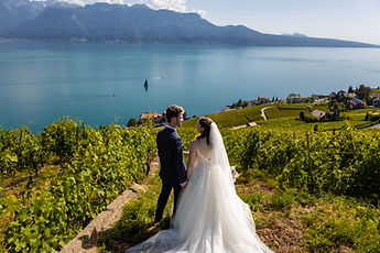 The couple face to face in the vineyards, above the lake