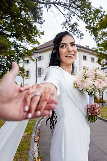 Leila tient la main de Marouan, son bouquet de roses à la main