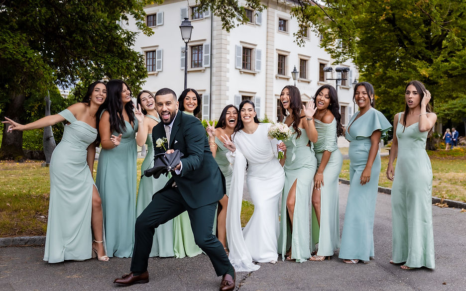 Mariée entourée de ses demoiselles d'honneur en vert, avant la cérémonie