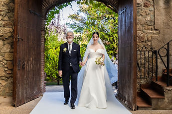 Gemma about to enter, on a loved one's arm, under the gateway