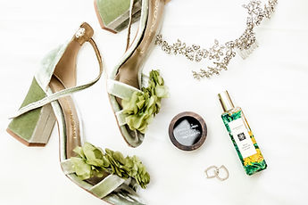 Detail: the green shoes, the hair jewel, the perfume and the wedding rings