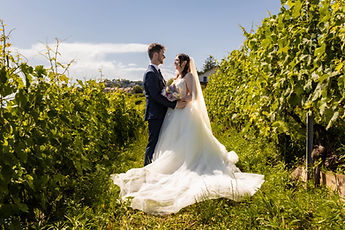 The couple face to face in the vineyards, the train spread out