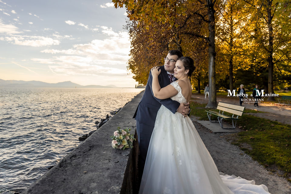 Maëlys et Maxime enlacés au bord du Léman, à Morges
