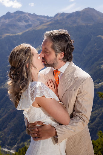 A kiss above the valley