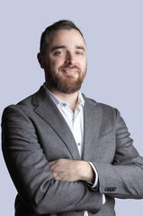 Portrait d’un collaborateur en tenue professionnelle dans un cadre d’entreprise à Lausanne.
