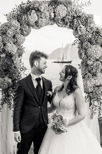The couple beneath the arch, in black and white