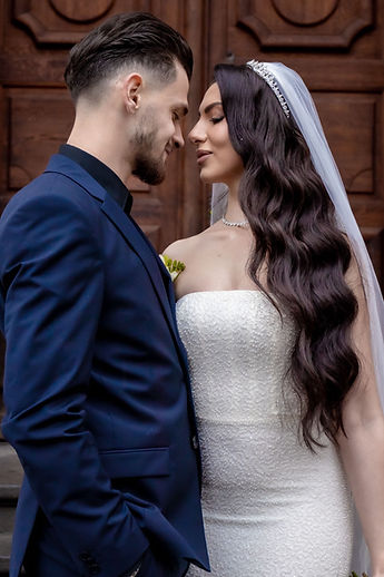 Close portrait of the couple, face to face