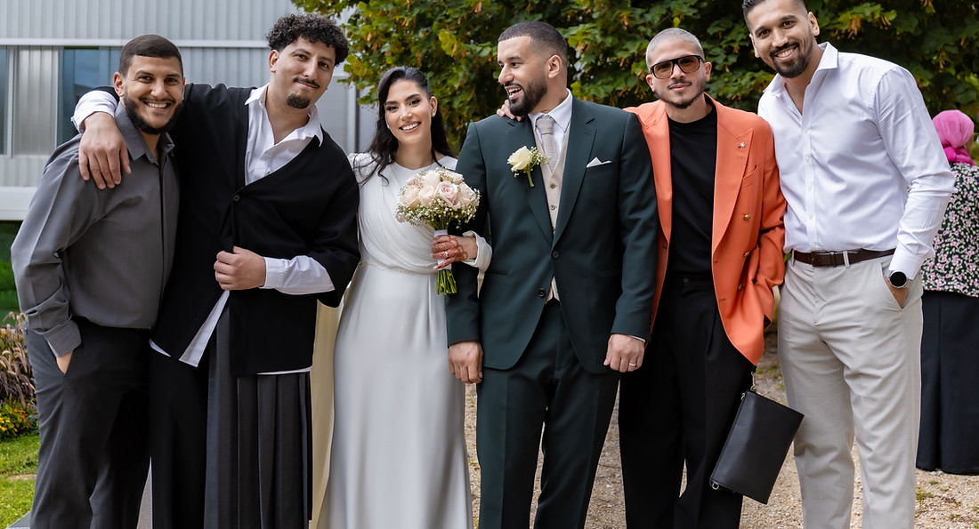 Leila et Marouan entourés de leurs amis après leur mariage civil à la Mairie de Lancy, Genève