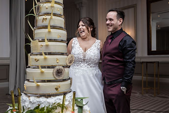 Sabrina and Idrisse in front of the tiered cake