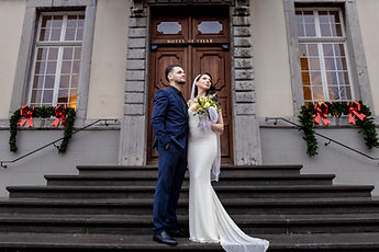The couple on the steps, bouquet raised