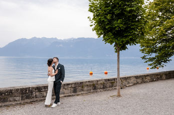 Mariage à Lausanne – Photo de couple le jour de leur cérémonie civile, instant romantique.