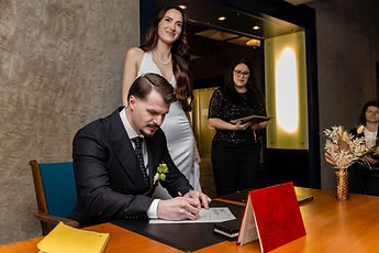 Diamant signing the register