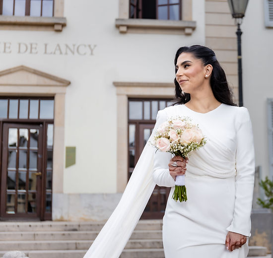 La mariée devant l'entrée de la Mairie de Lancy