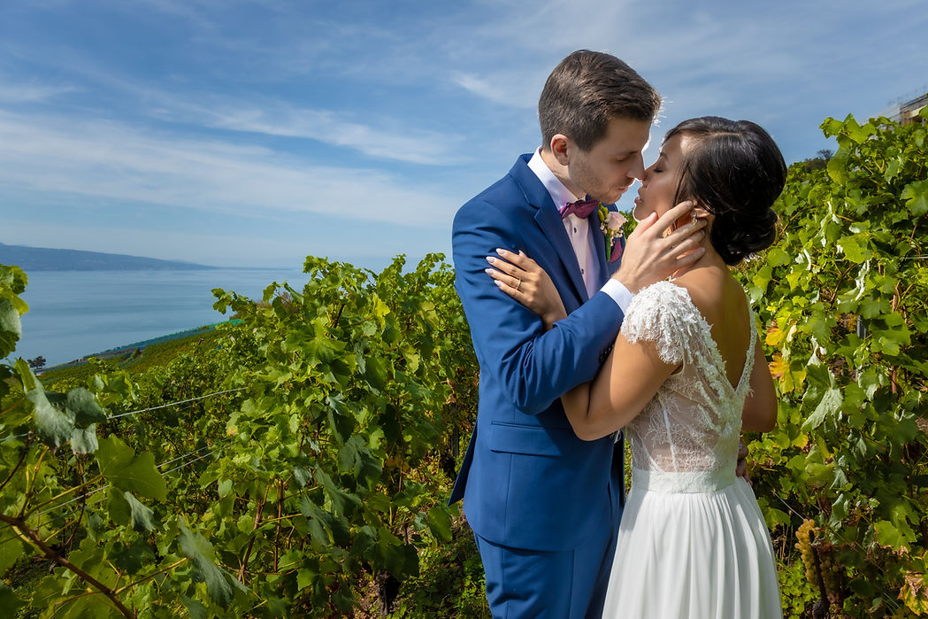 Liliane et Antoine enlacés dans les vignes de Lavaux, à Chexbres, face au Léman