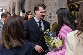 Diamant surrounded by loved ones after the ceremony