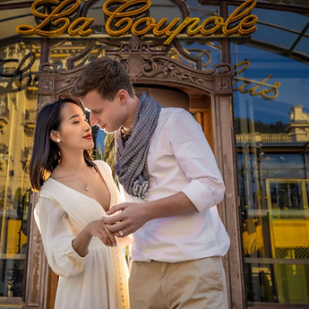 Couple front contre front devant La Coupole du Montreux Palace