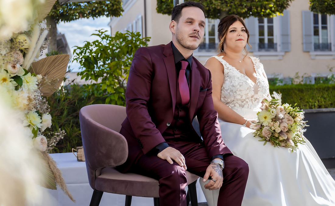 Sabrina et Idrisse, émus, pendant leur cérémonie laïque en terrasse au Lausanne Palace