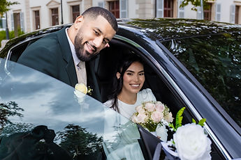 Marouan leaning at the door, Leila seated in the car