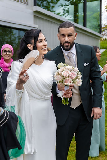 Leila holds the fan, Marouan the bouquet