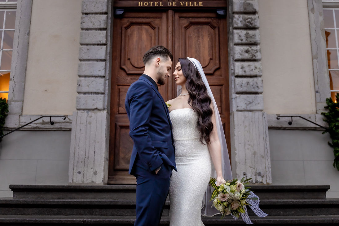 Leonora et Mersim face à face devant la porte de l'Hôtel de Ville de Vevey
