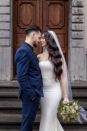 The couple face to face on the steps