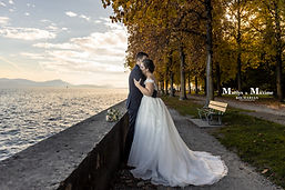 Maëlys and Maxime embracing by the lake