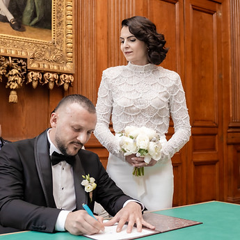 Genc signs the register with Illnora at his side, civil wedding at Neuchâtel town hall