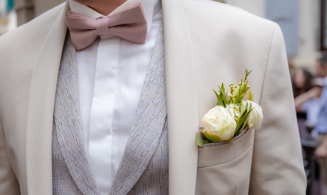 Détail du costume : nœud papillon et boutonnière