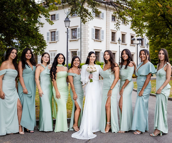 Mariée et ses demoiselles d'honneur devant une demeure de caractère