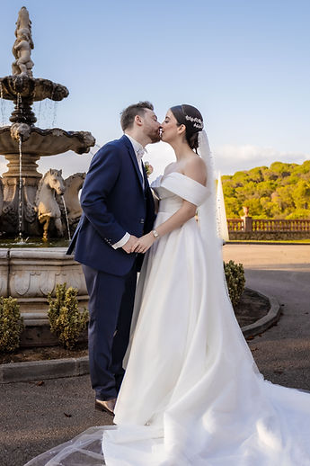 The newlyweds' kiss in front of the fountain