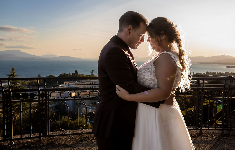 Sabrina et Idrisse front contre front au coucher du soleil, face au Léman