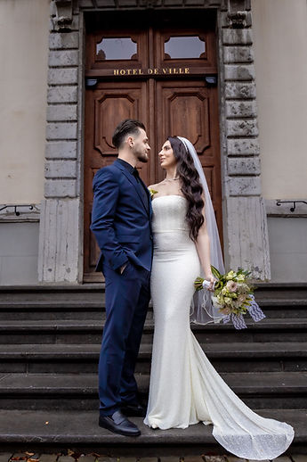 The couple in front of the Hôtel de Ville's large door