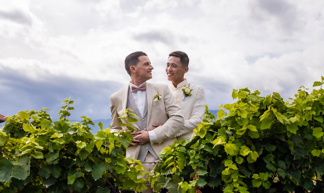 Fabien et Jayson enlacés dans les vignes, tout sourire
