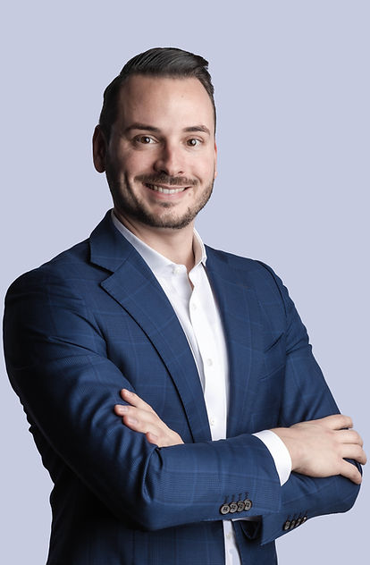 Portrait d'un homme souriant en costume bleu, bras croisés