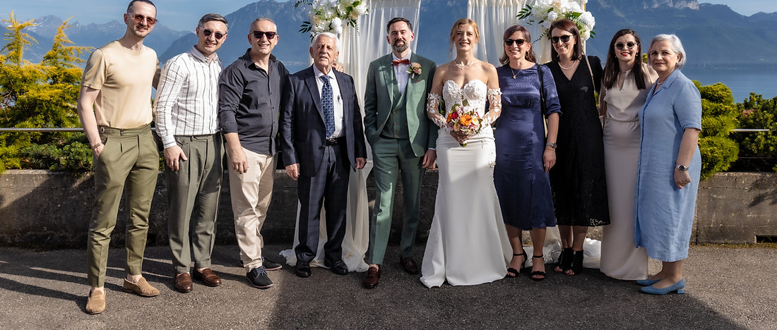 Vahide, Adrien et leurs invités réunis pour une photo de groupe sur la terrasse, au-dessus du Léman